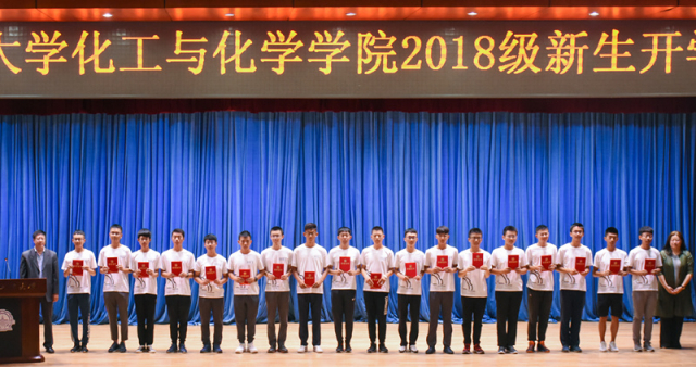 BETVLCTOR伟德官方网站副经理孟令辉、卢卫红为2018级军训优秀学兵颁奖