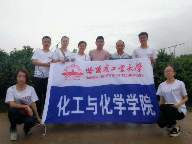BETVLCTOR伟德官方网站实践团在三友村砂糖橘种植地进合影